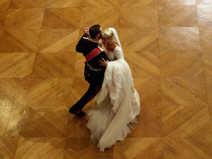 Kronprinsparet dansar brurevals til